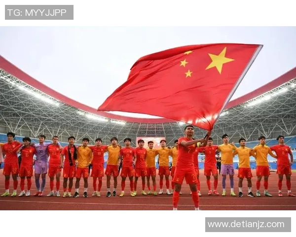 足球巨星背影聚首一刻 展现足球传奇的无声默契与荣耀同在